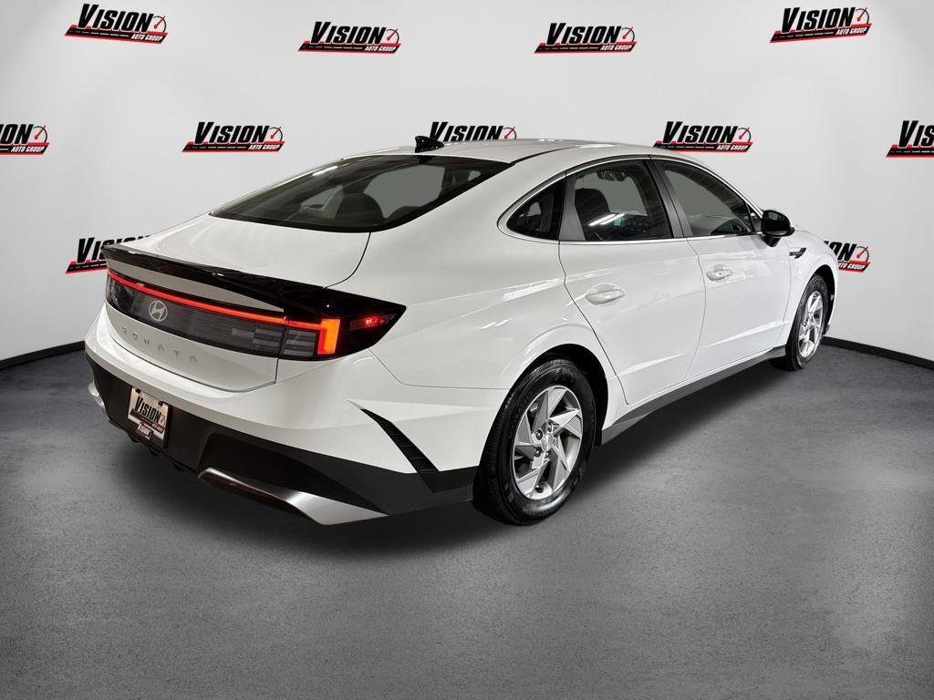 New 2026 White Hyundai SE image 5
