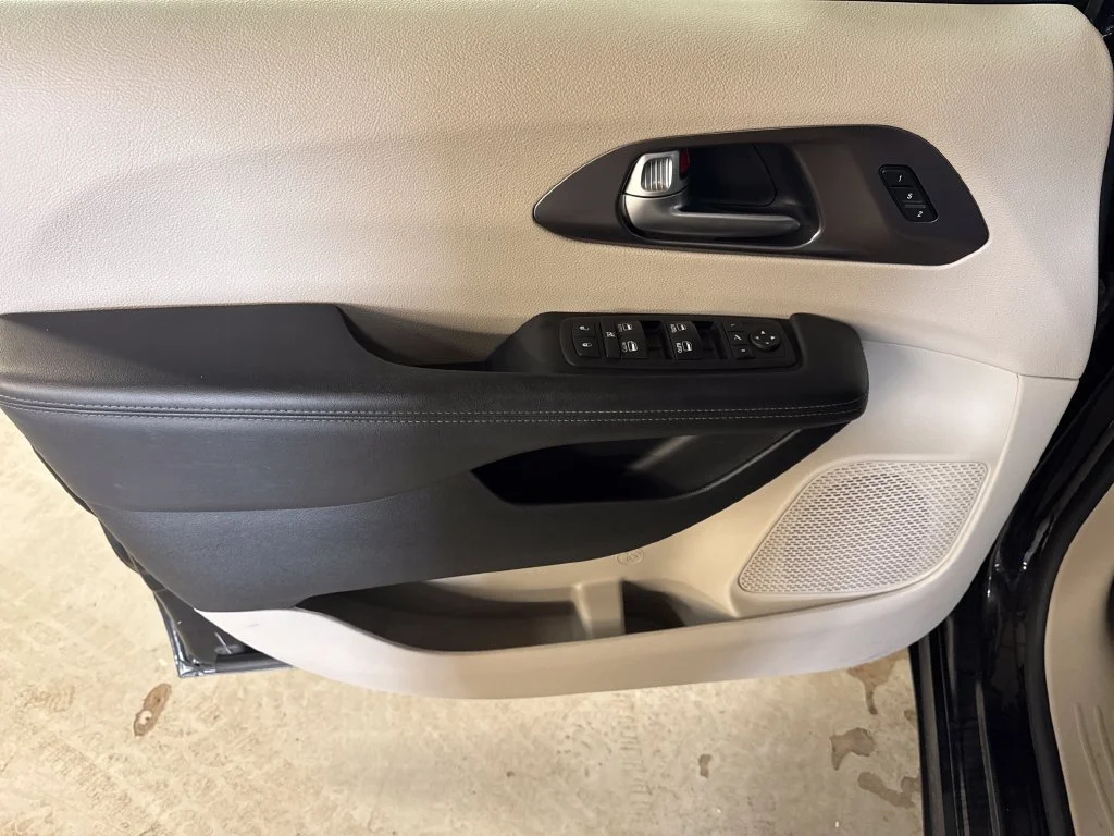 Used 2017 Black Chrysler Limited image 14
