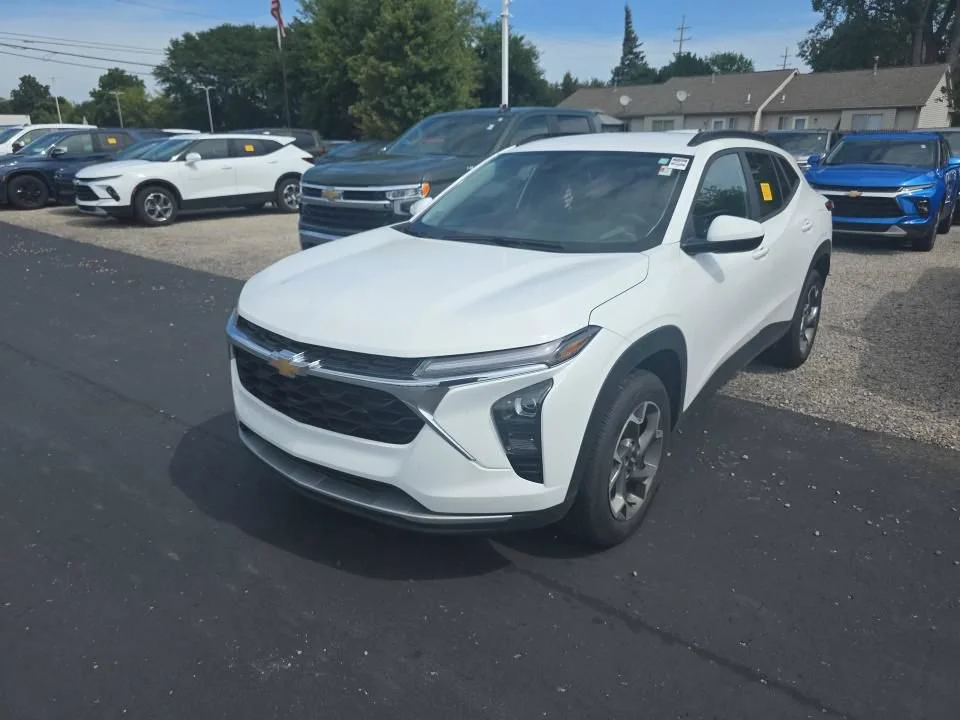 Used 2025 White Chevrolet LT image 2