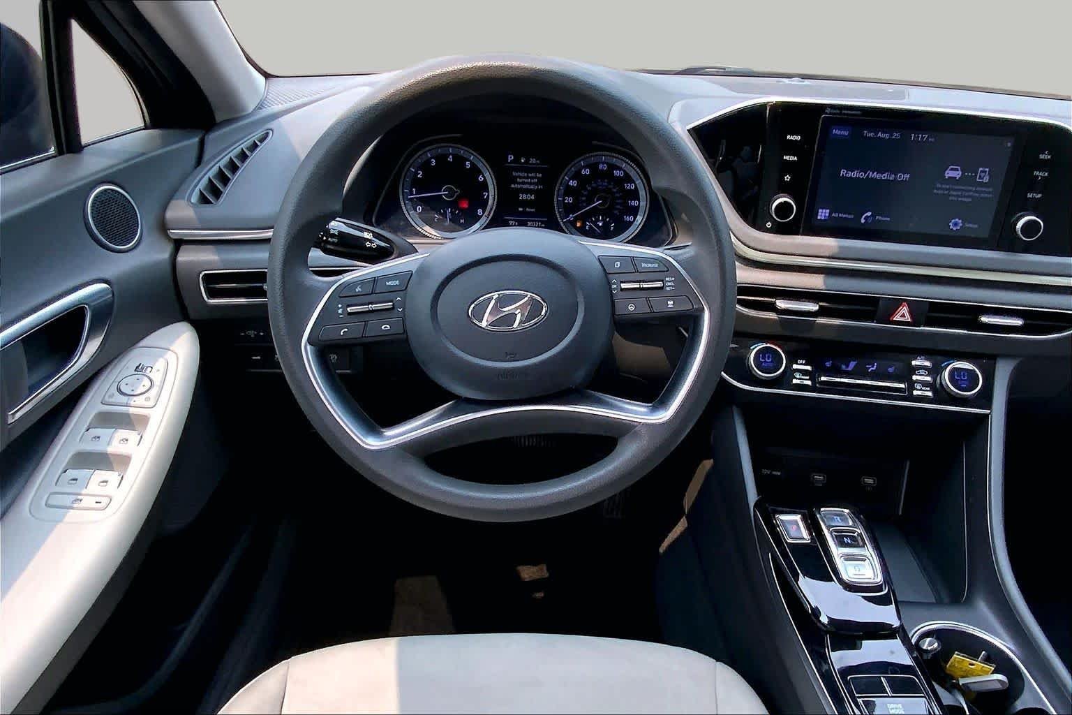 Used 2022 Phantom Black Hyundai SEL image 6