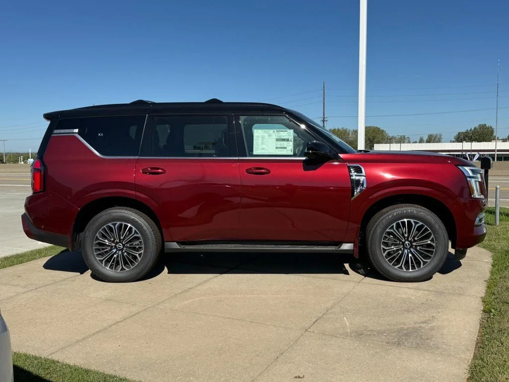 New 2026 Coulis Red Pearl / Super Black Two-tone Nissan Platinum image 2