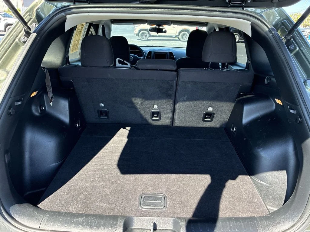 Used 2020 Green Jeep Latitude image 20