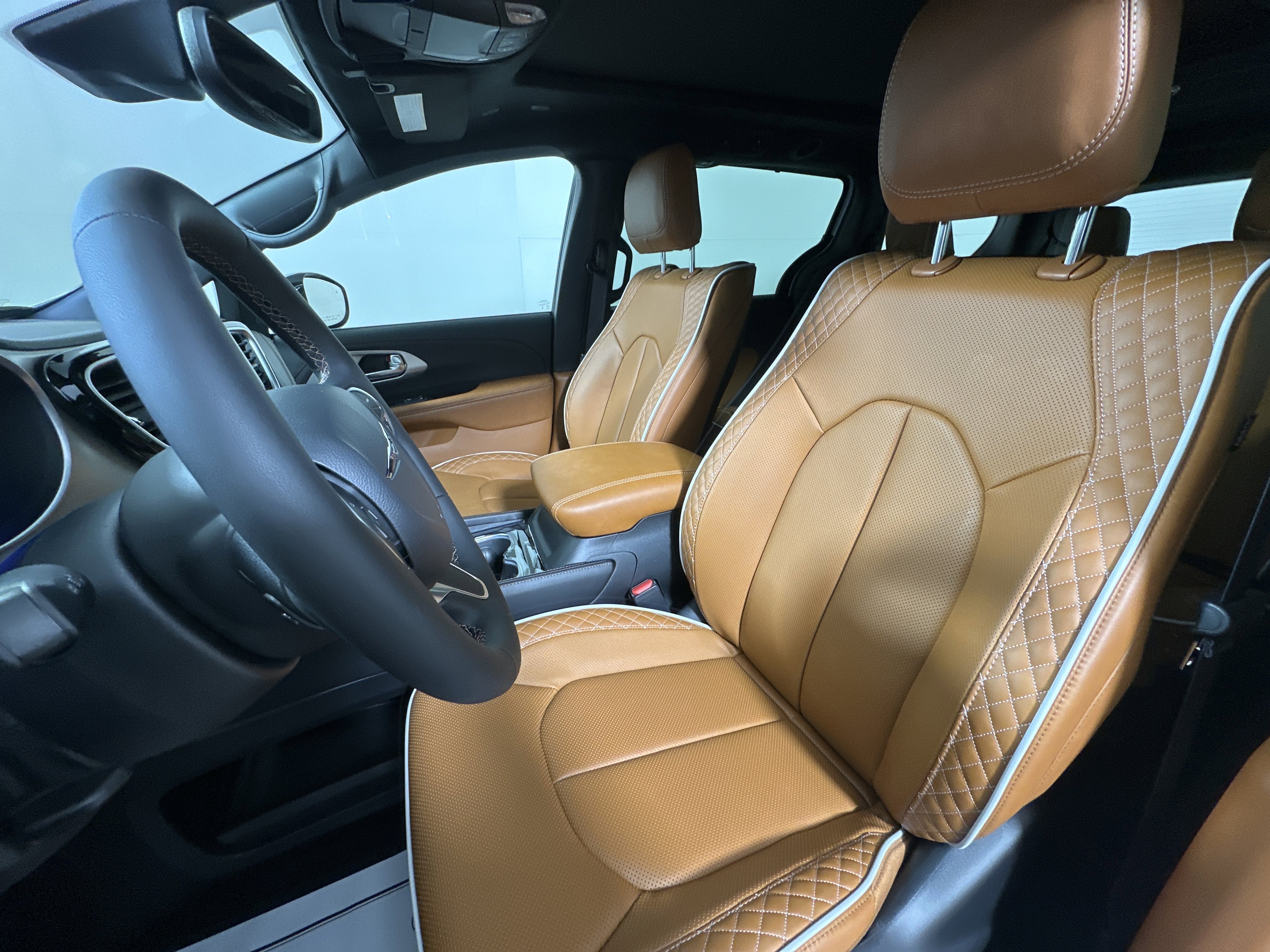 New 2026 Bright White Clear-Coat Exterior Paint Chrysler Pinnacle image 9