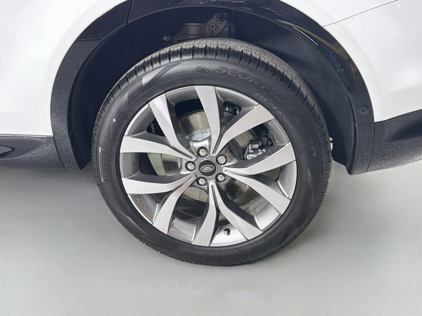 New 2026 Fuji White Land Rover Landmark Edition image 33