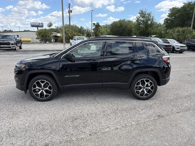 New 2026 Diamond Black Crystal Pearl-Coat Exterior Paint Jeep Limited image 7