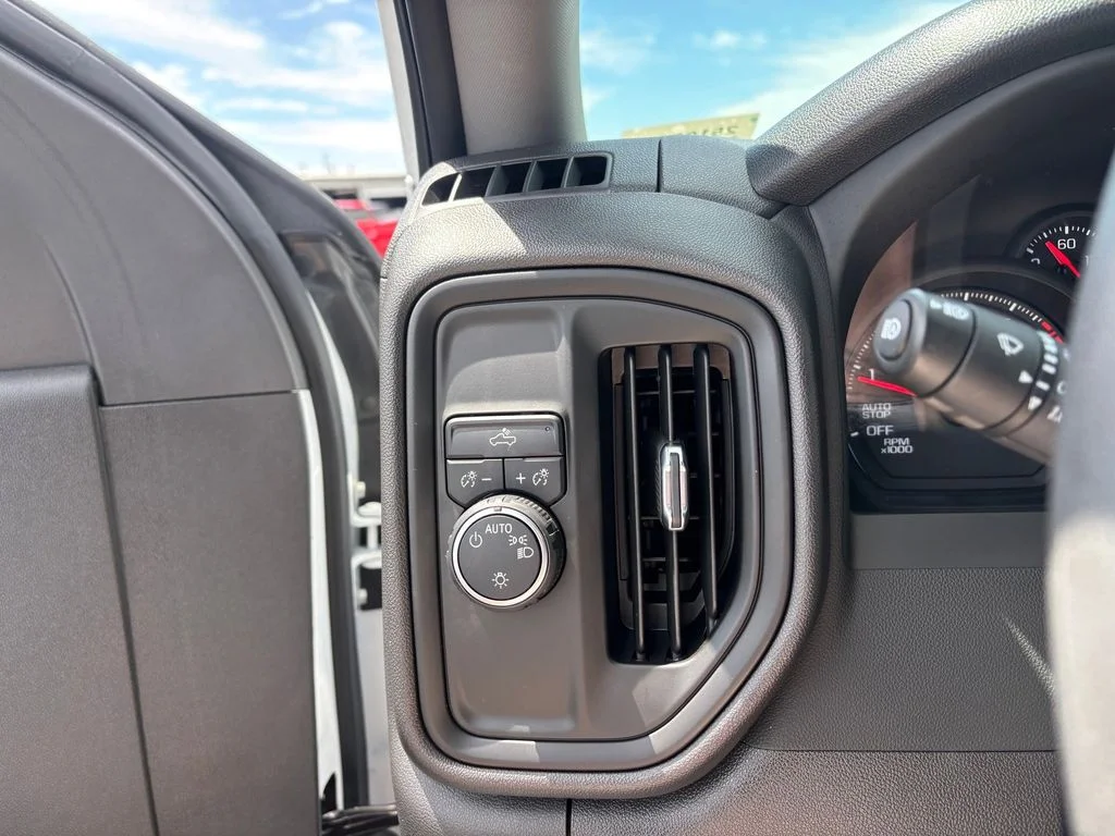 Used 2025 White Chevrolet Custom image 19