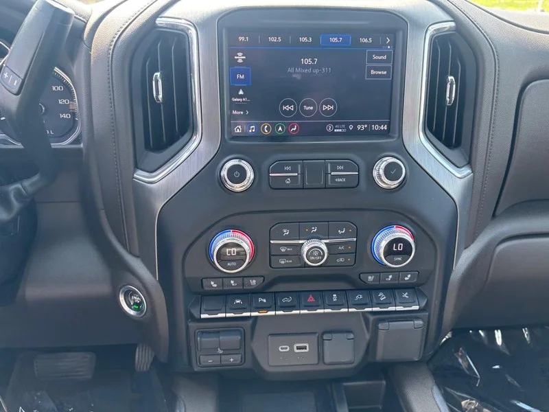 Used 2022 White Frost Tricoat GMC Denali image 16