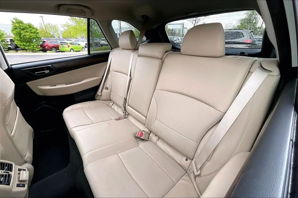 Used 2018 White Subaru 2.5i image 28