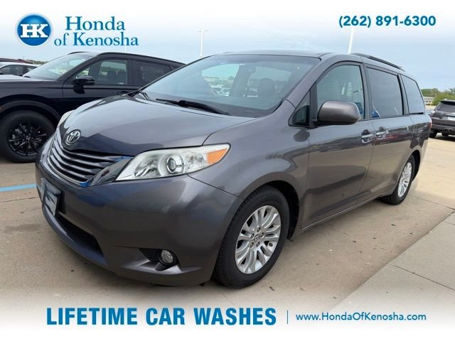 2015 Toyota Sienna XLE V6 7-Passenger Access Seat's photo