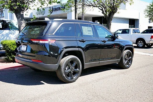 New 2026 Diamond Black Crystal Pearl-Coat Exterior Paint Jeep Limited image 9