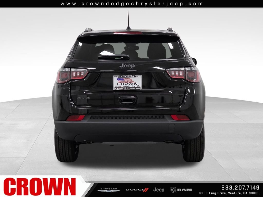 New 2026 Diamond Black Crystal Pearl-Coat Exterior Paint Jeep Latitude image 6