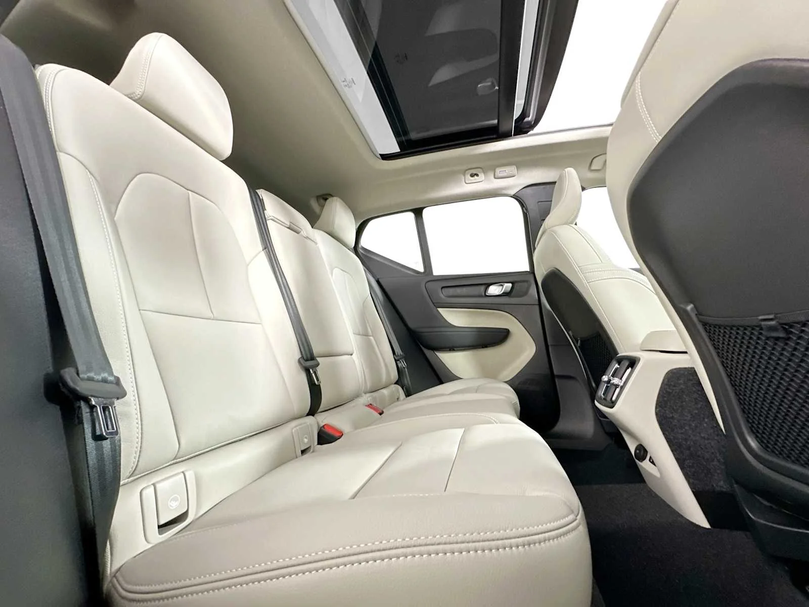 2025 Volvo XC40 Plus - Photo 25