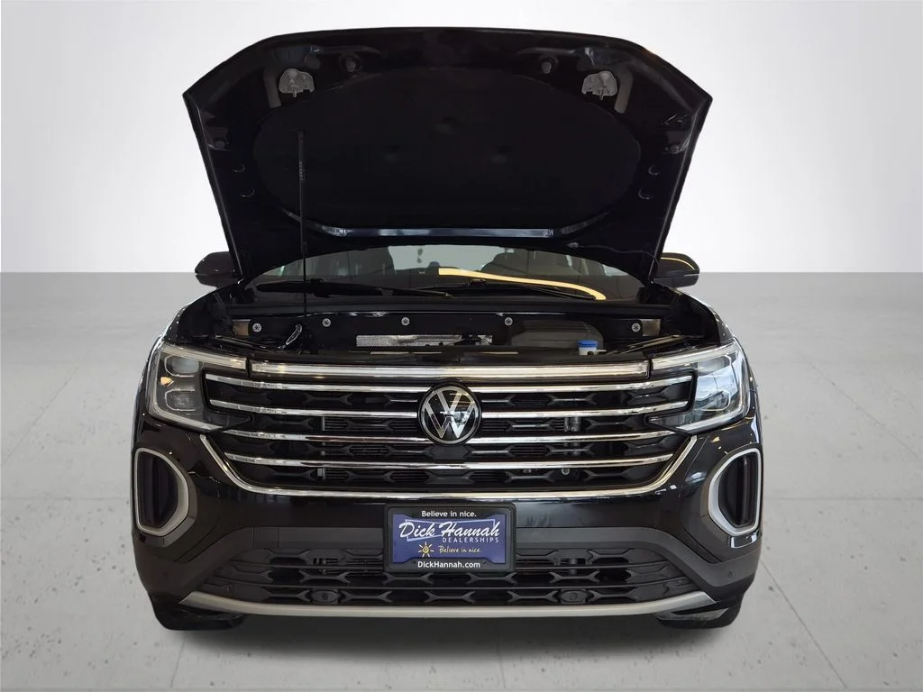 Used 2025 Black Volkswagen 2.0T SE w/Technology image 4