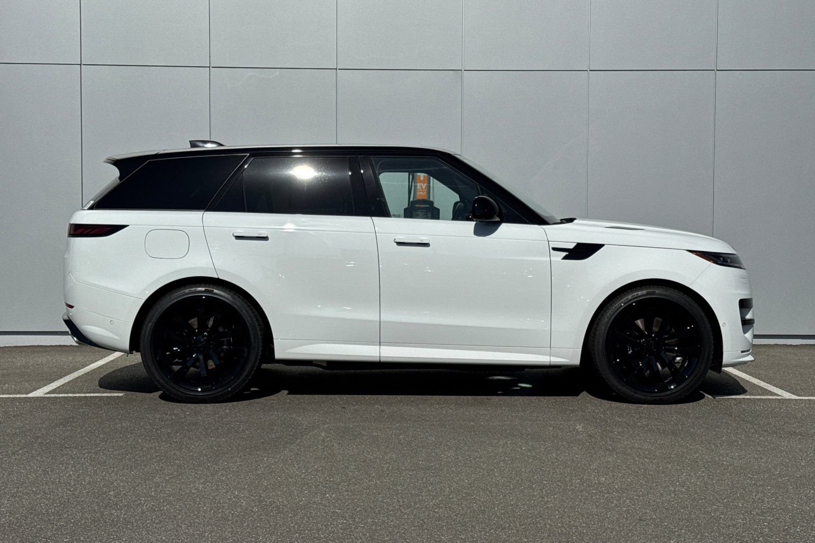 New 2026 Fuji White Land Rover Dynamic SE image 6