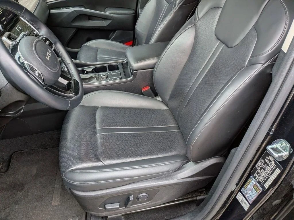 Used 2023 Black Kia X-Line S image 23