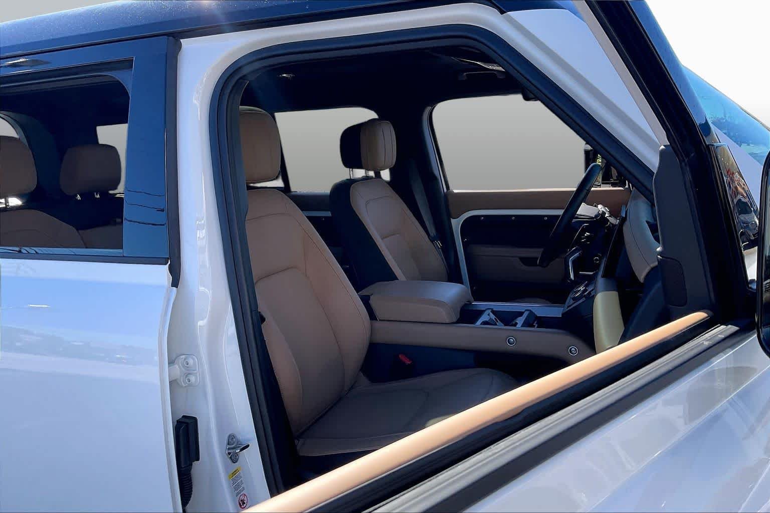 Used 2025 Fuji White Land Rover V8 image 8