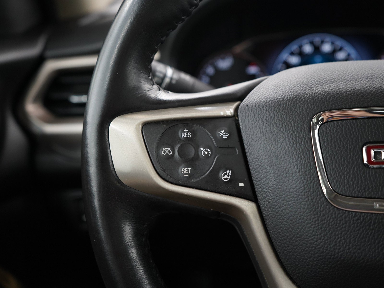 Used 2018 White Frost Tricoat GMC AWD 4dr Denali image 25