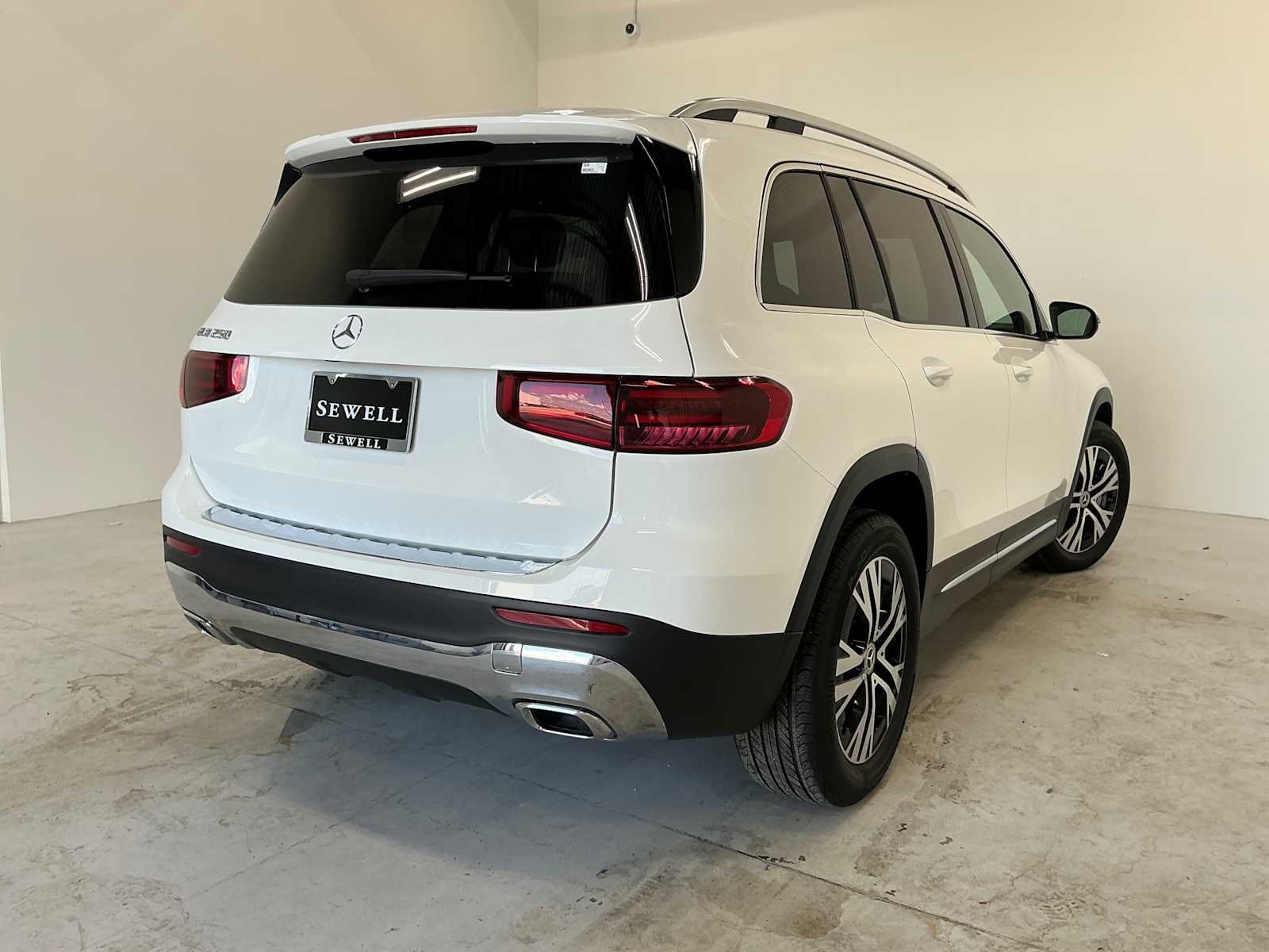 Certified Used 2026 Polar White Mercedes-Benz GLB 250 image 4