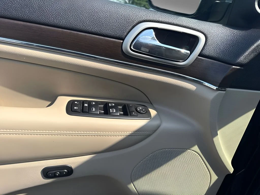Used 2018 Black Jeep Limited image 17