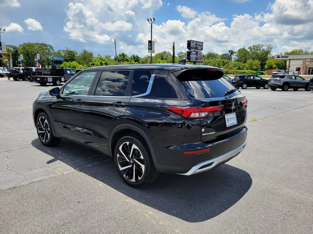 Used 2024 Black Mitsubishi SE image 3