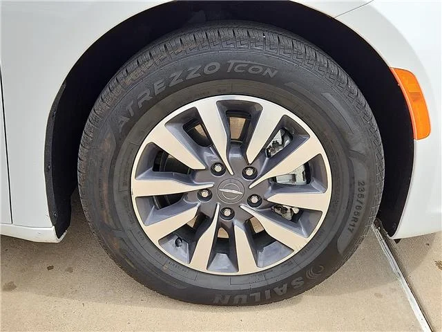 Used 2024 White Chrysler Select Front-Wheel Drive Passenger image 5