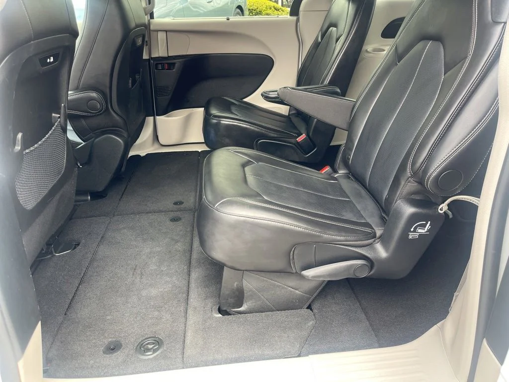 Used 2024 White Chrysler Touring L image 18
