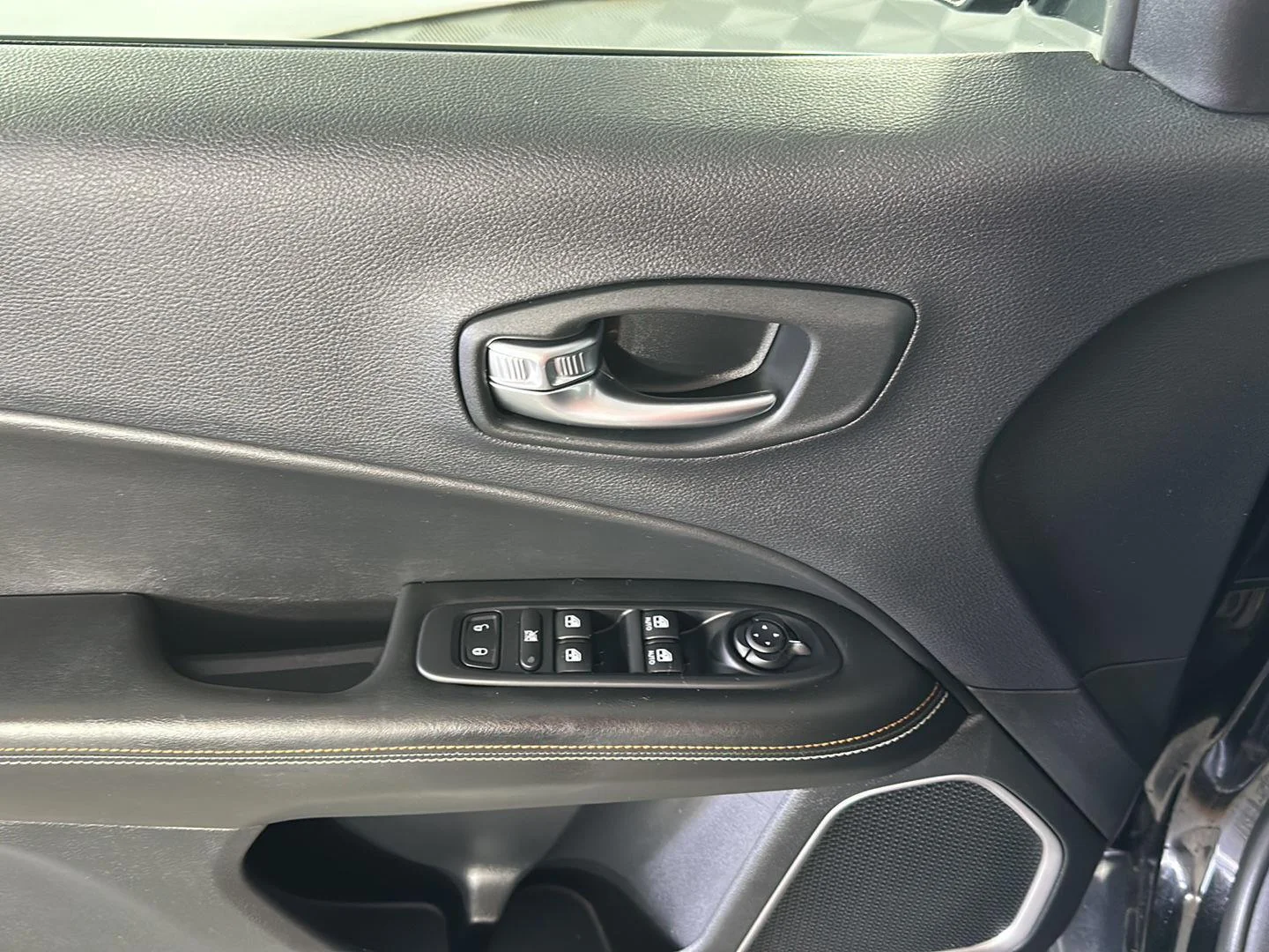 Used 2020 Diamond Black Crystal Pearlcoat Jeep Latitude image 9