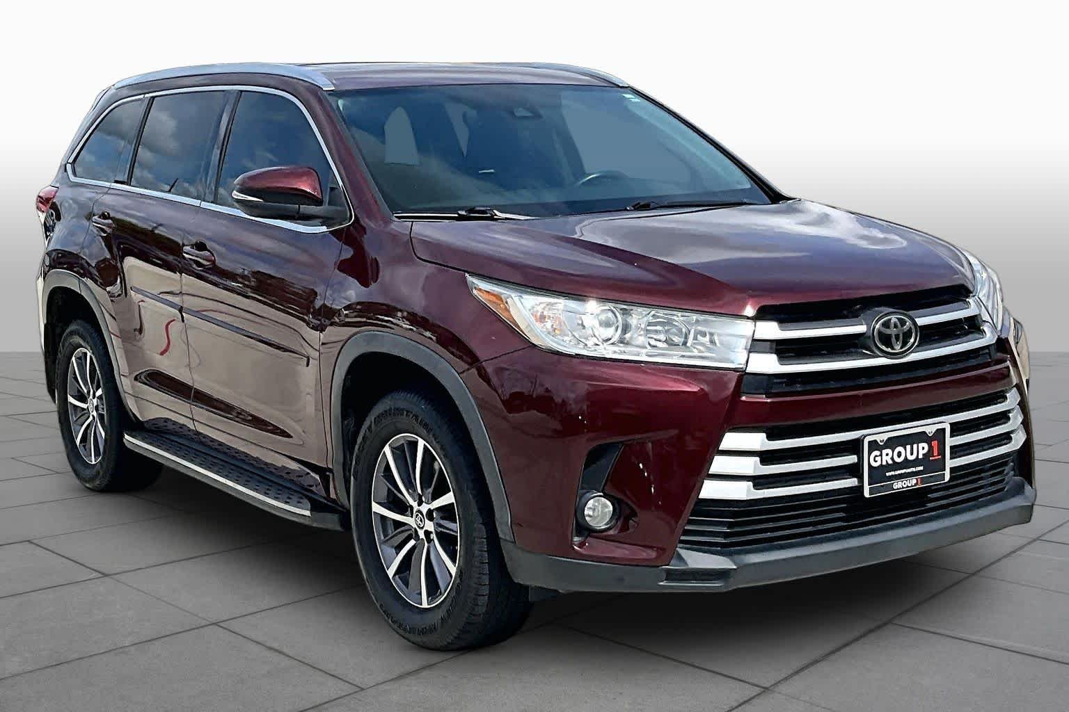 Used 2017 Ooh La La Rouge Mica Toyota XLE image 3