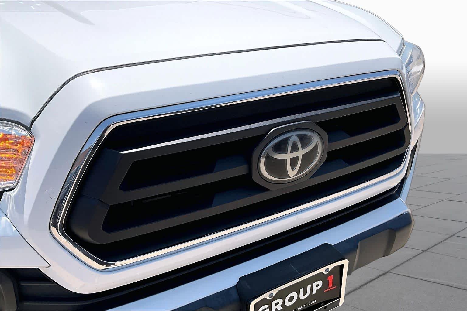 Used 2022 White Toyota SR5 image 29