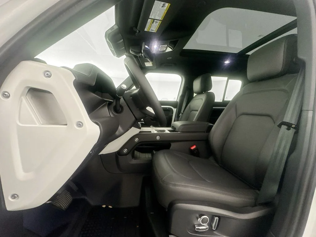 New 2026 White Land Rover X-Dynamic SE image 19