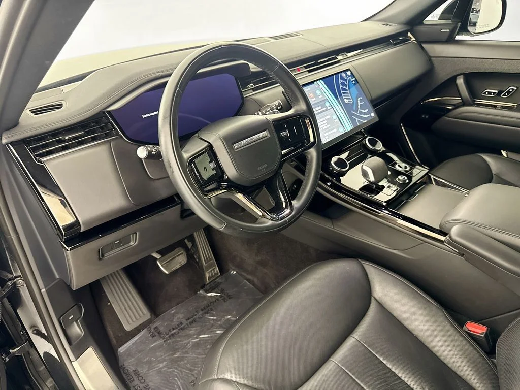 Used 2023 Black Land Rover SE Dynamic image 9