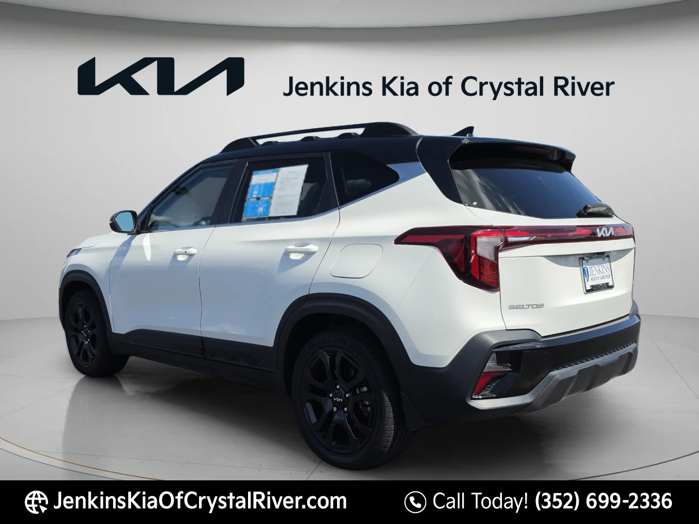 Used 2024 Clear White/Black Roof Kia X-Line image 7