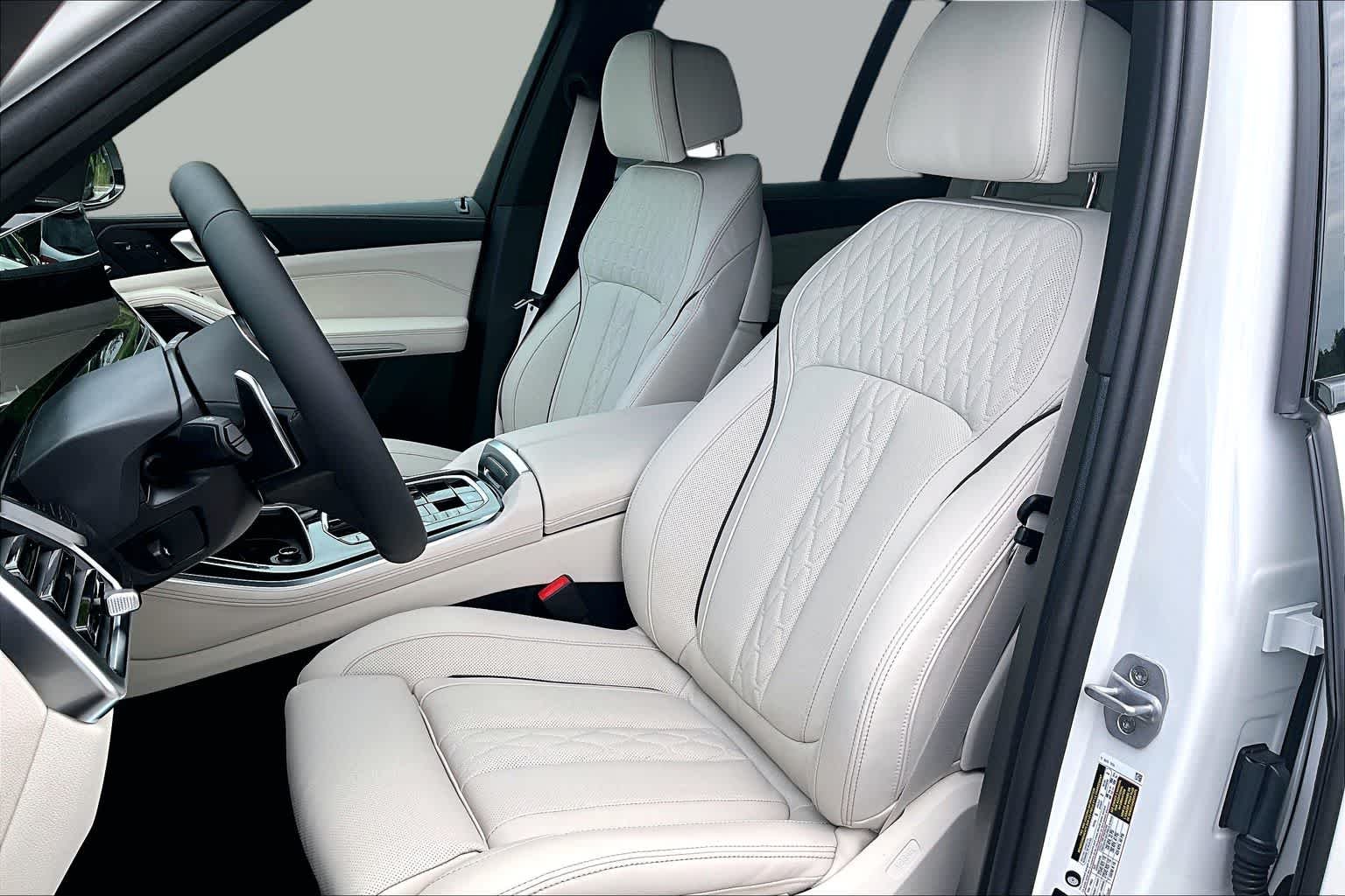 New 2026 Mineral White Metallic BMW xDrive40i image 7