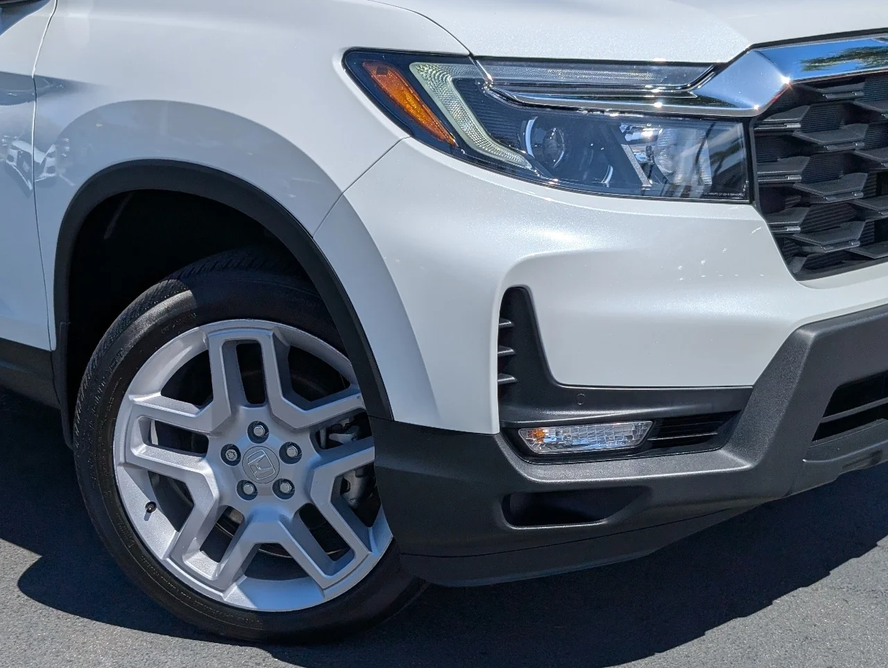 Used 2025 Platinum White Pearl Honda EX-L image 2
