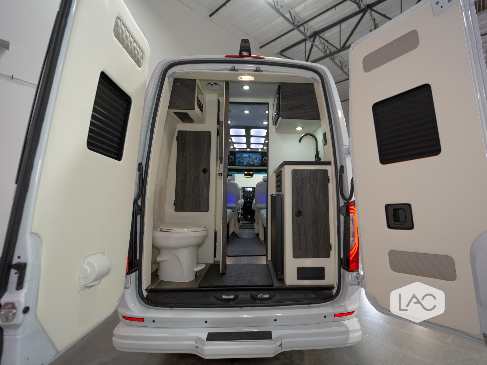 New 2026 Arctic White OGV Luxury Coach AWD (10OBA)10-Pass*ADV Wheel Pkg*PetSafe image 10