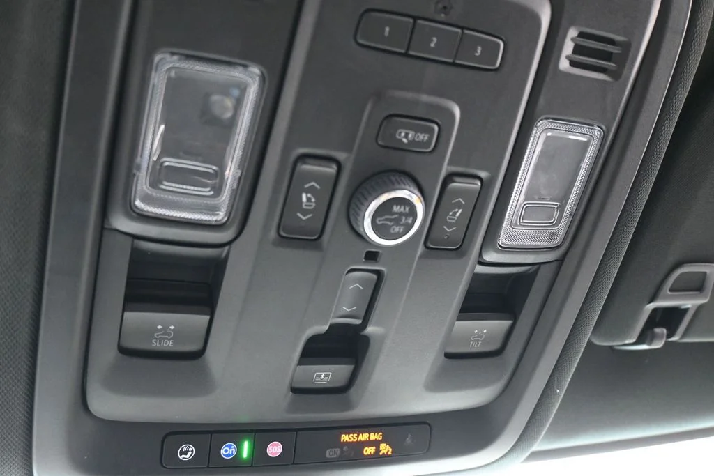 Used 2023 Iridescent Pearl Tricoat Chevrolet LT image 31