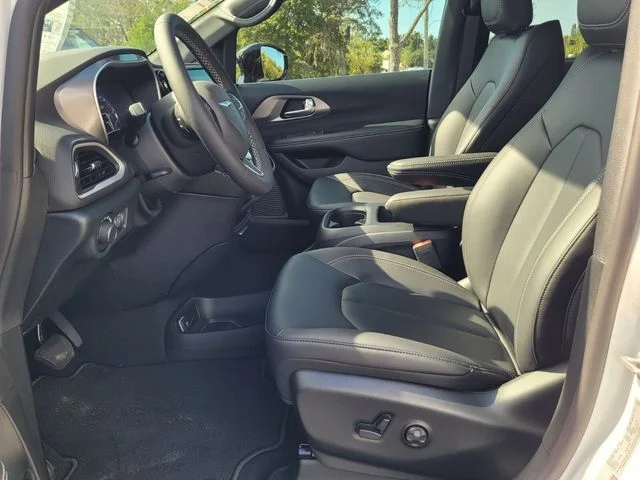 2026 Chrysler Voyager LX - Photo 10