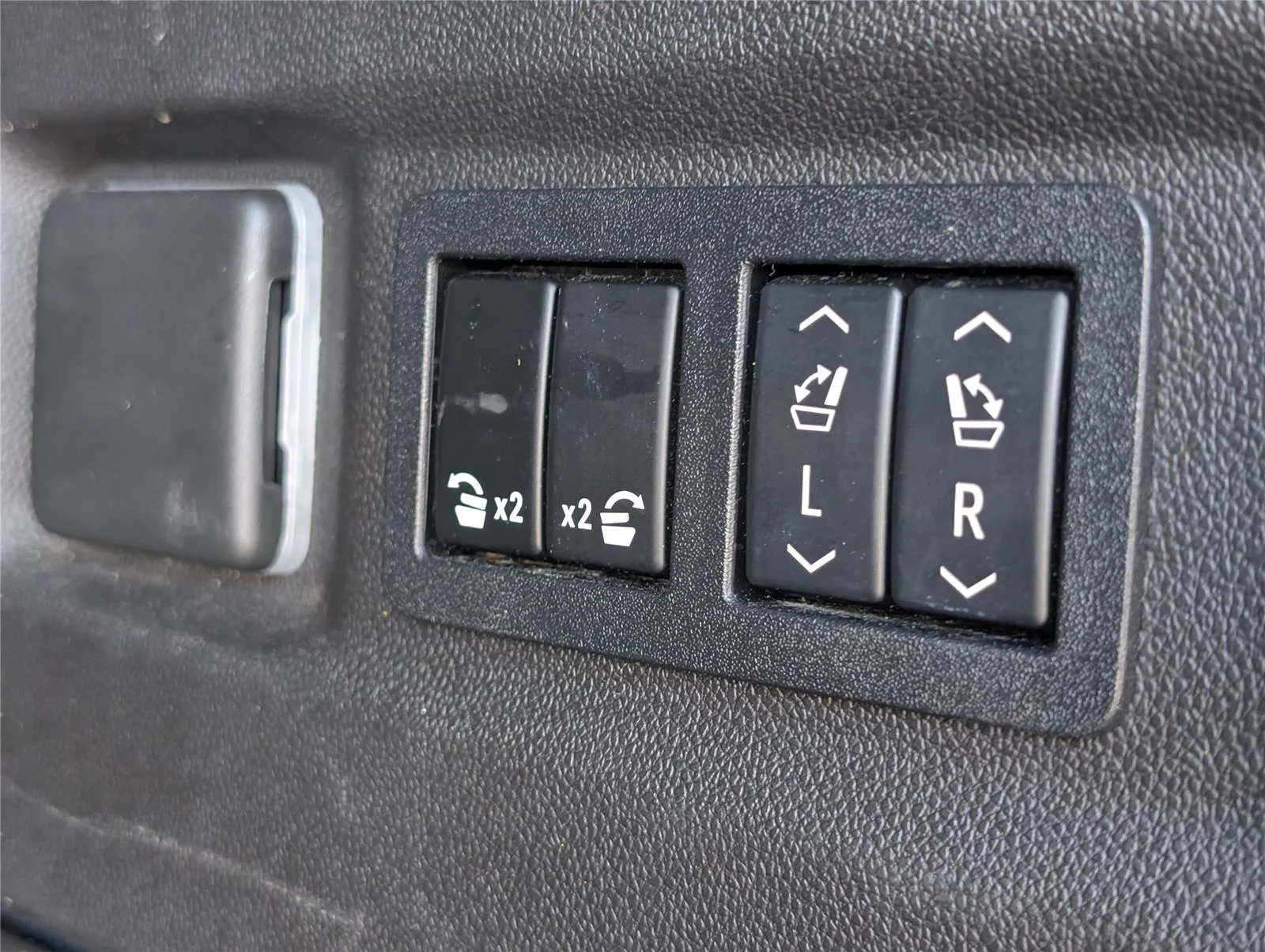 Used 2021 Iridescent Pearl Tricoat Chevrolet Premier image 35