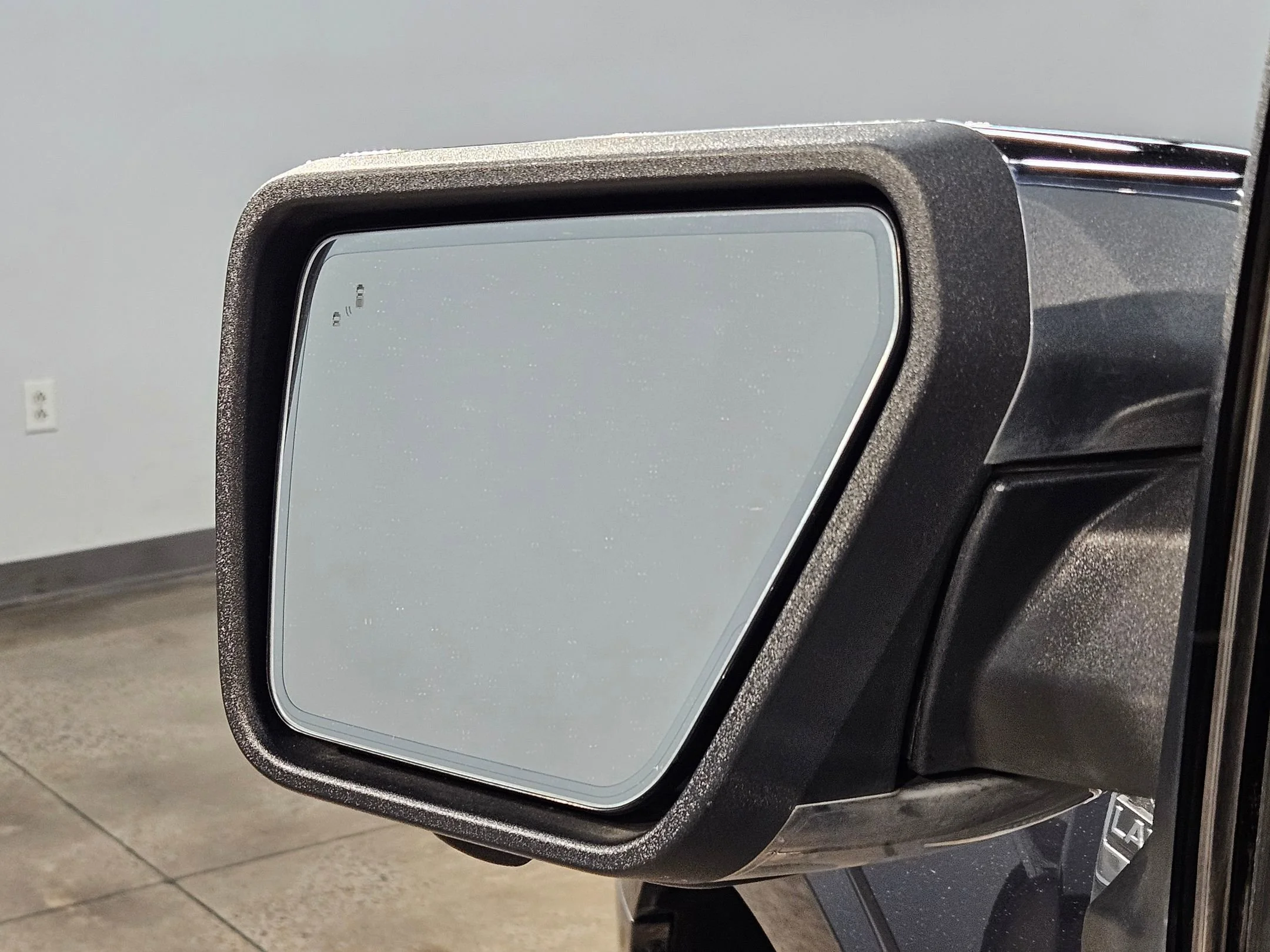 Used 2022 Smoked Quartz Metallic Tinted Clearcoat Ford LARIAT image 22