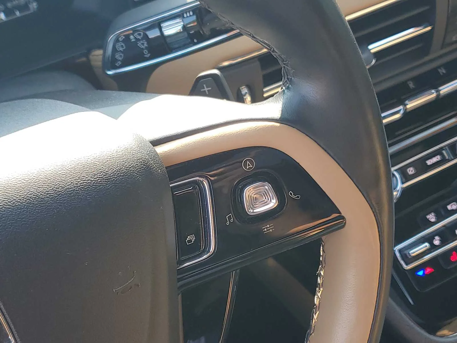 Used 2022 White Lincoln Reserve image 26