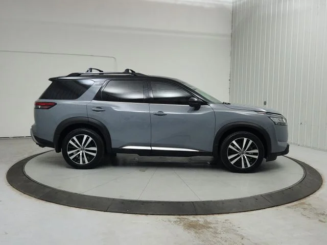 Used 2024 Gray Nissan Platinum image 9