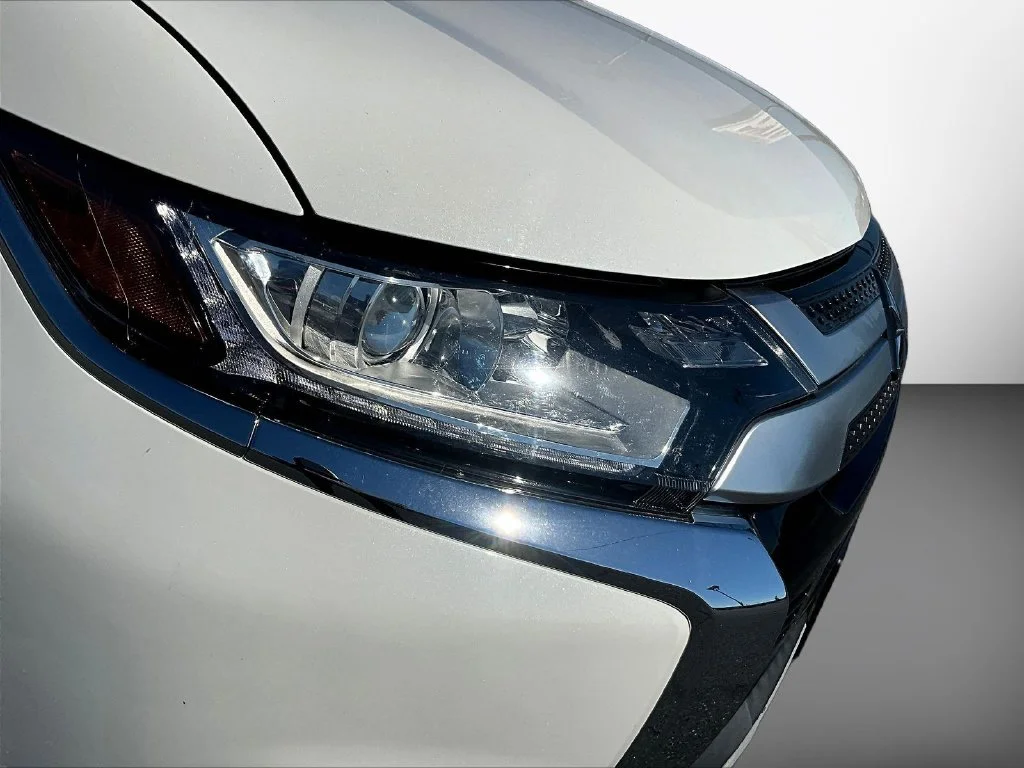 Used 2020 White Mitsubishi ES image 33