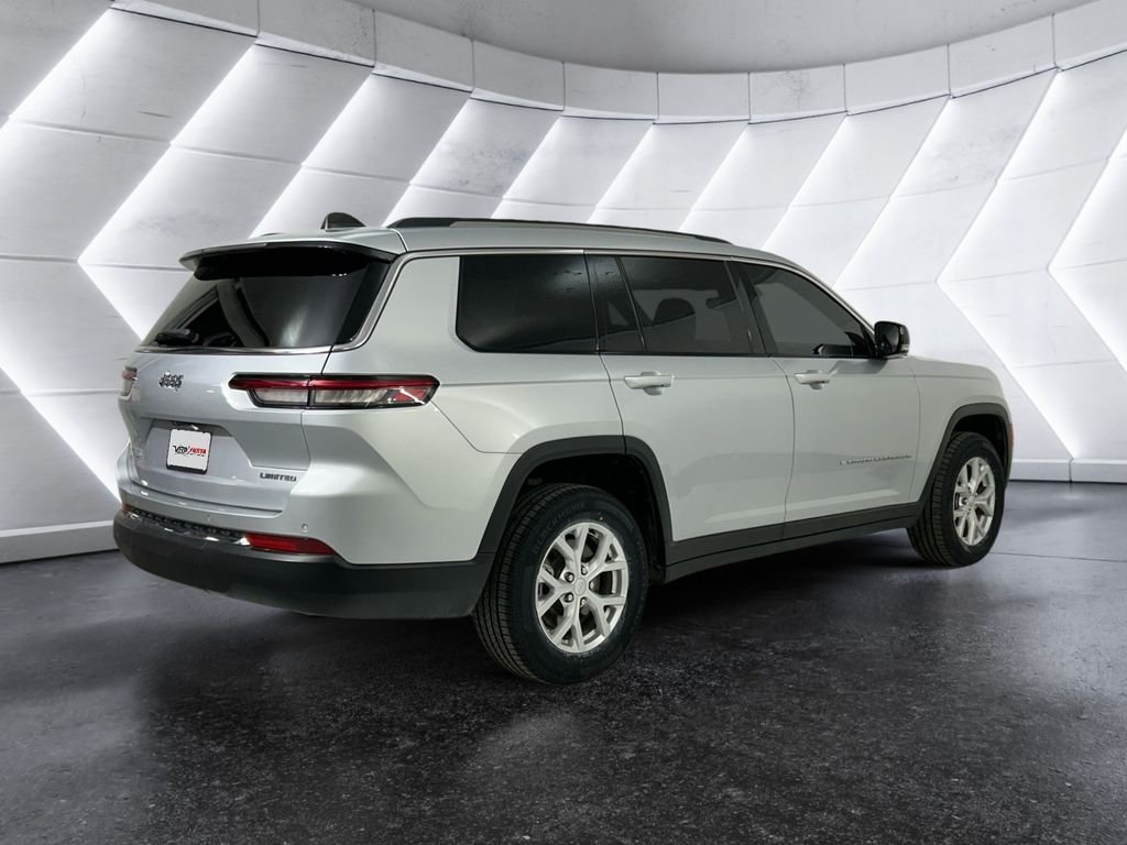 Used 2023 Silver Jeep Limited image 4