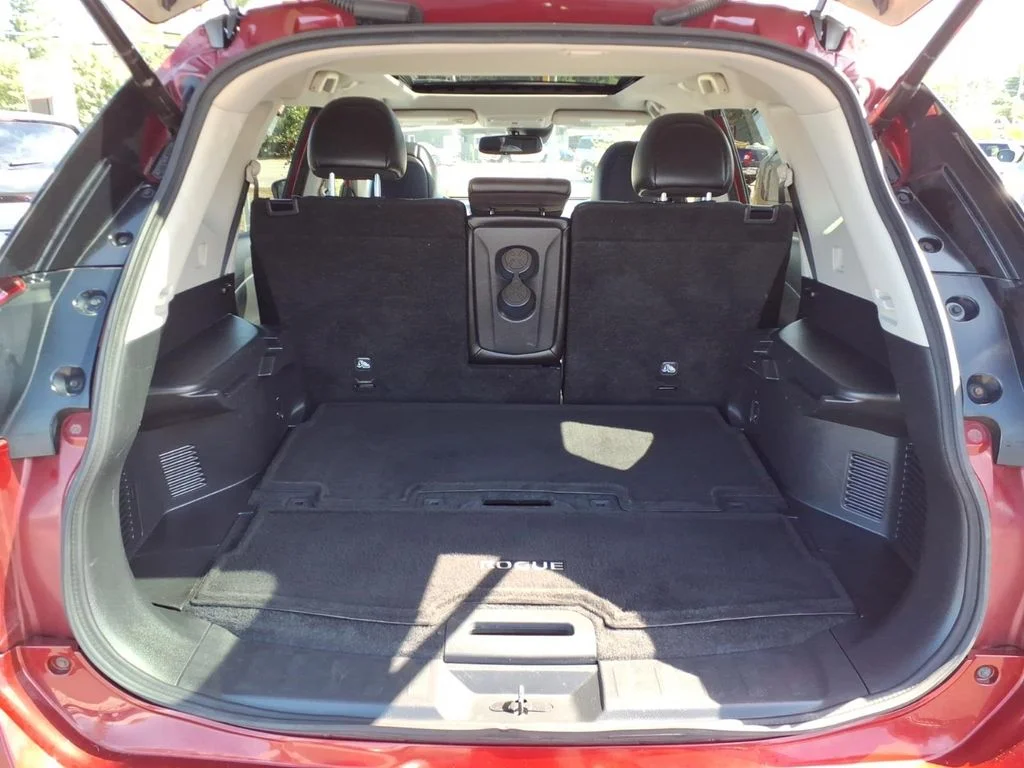 Used 2018 Red Nissan SL image 8