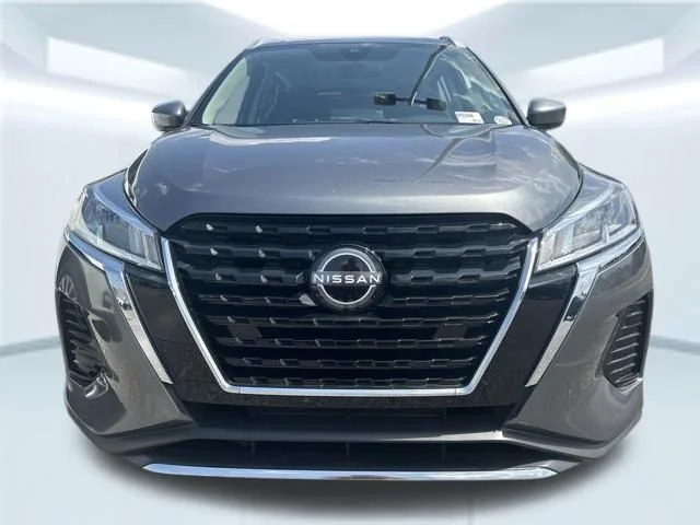 Used 2023 Gray Nissan SV image 2