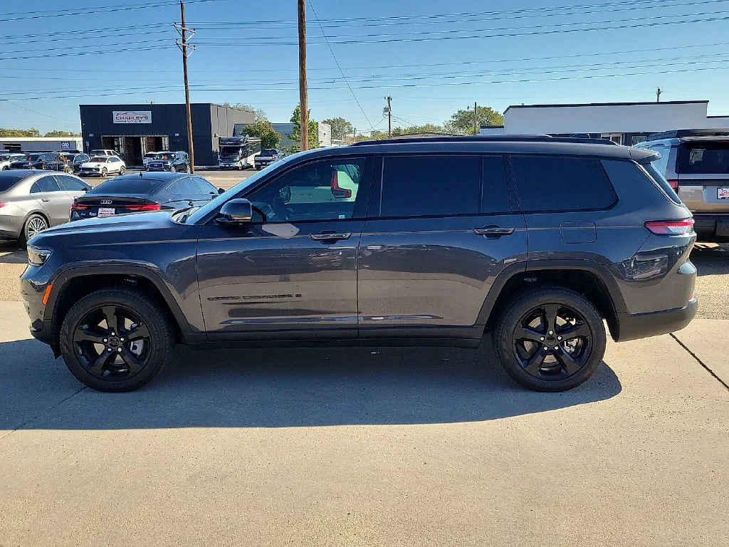 Used 2025  Jeep Limited image 7