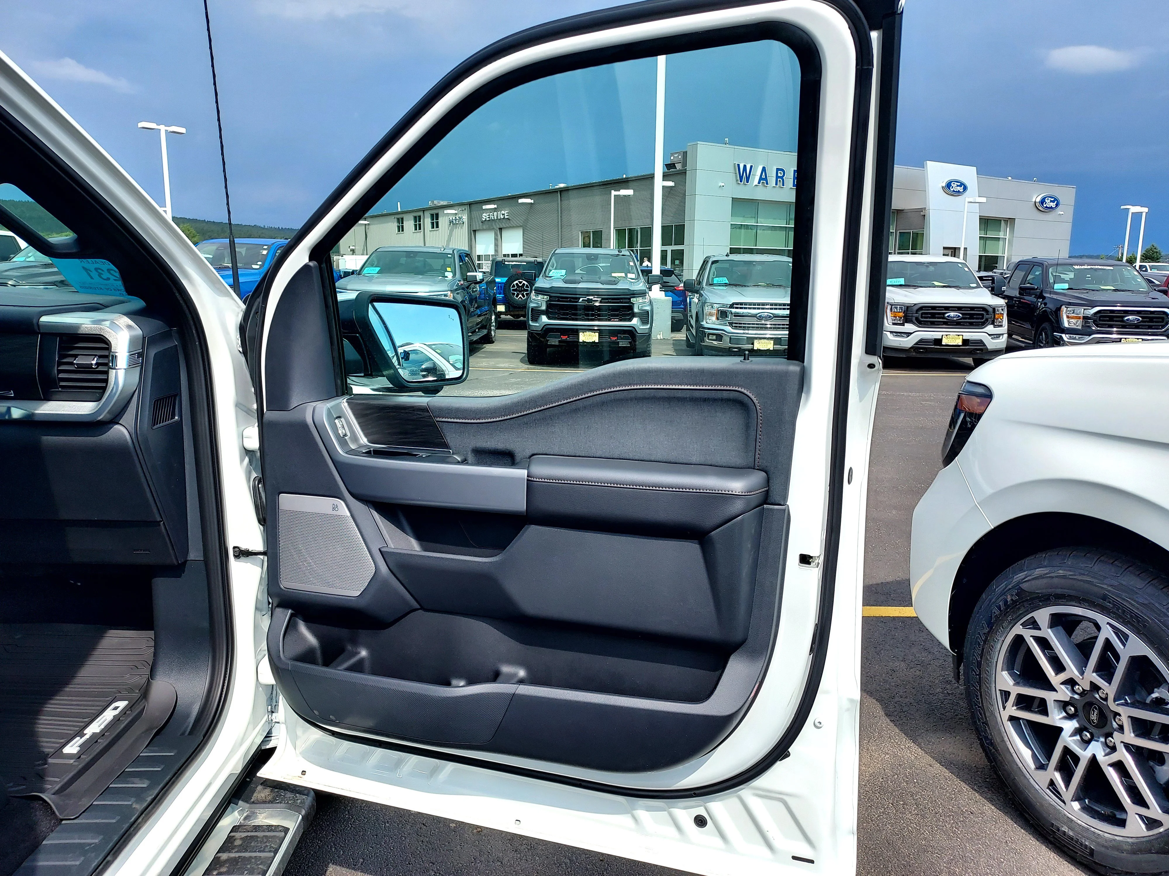 New 2026 Star White Metallic Tri-Coat Ford LARIAT image 28