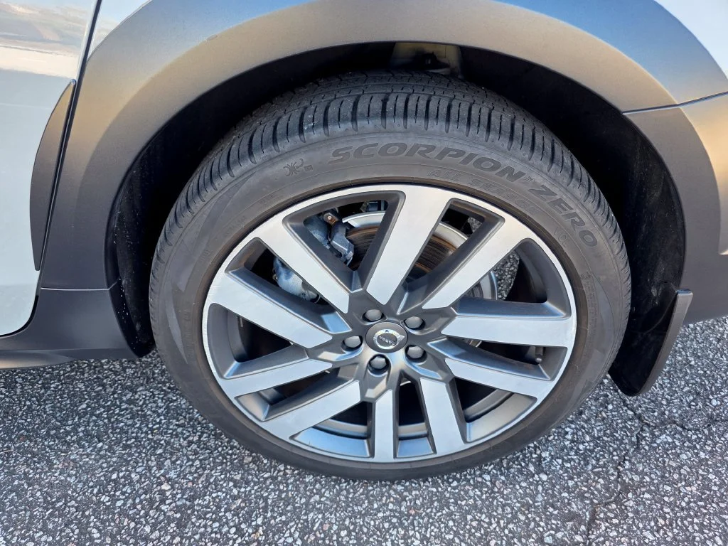 Used 2025 Gray Volvo Plus, B6 AWD Gas (mild hybrid) image 30