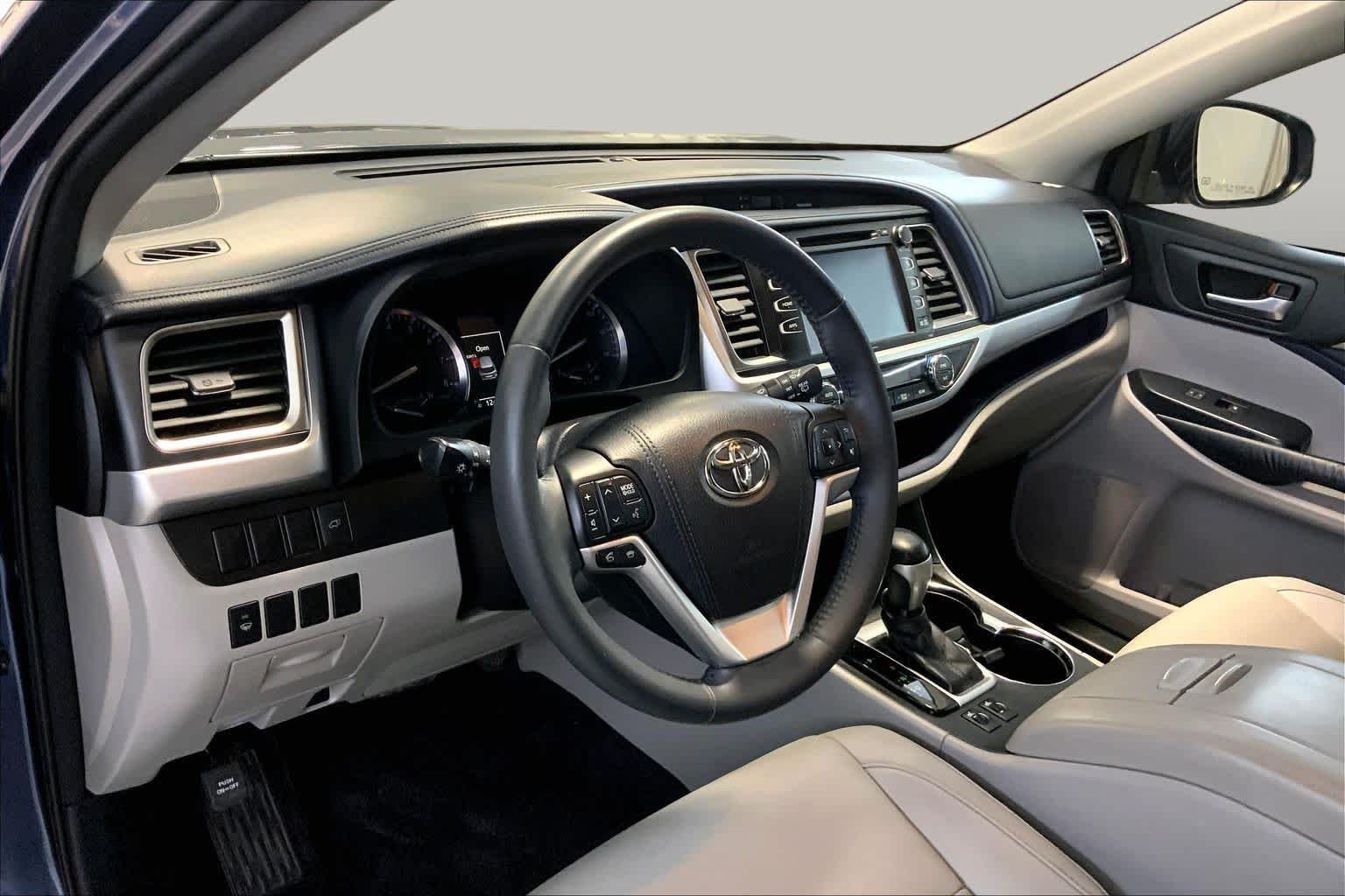 Used 2015 Shoreline Blue Pearl Toyota XLE image 17