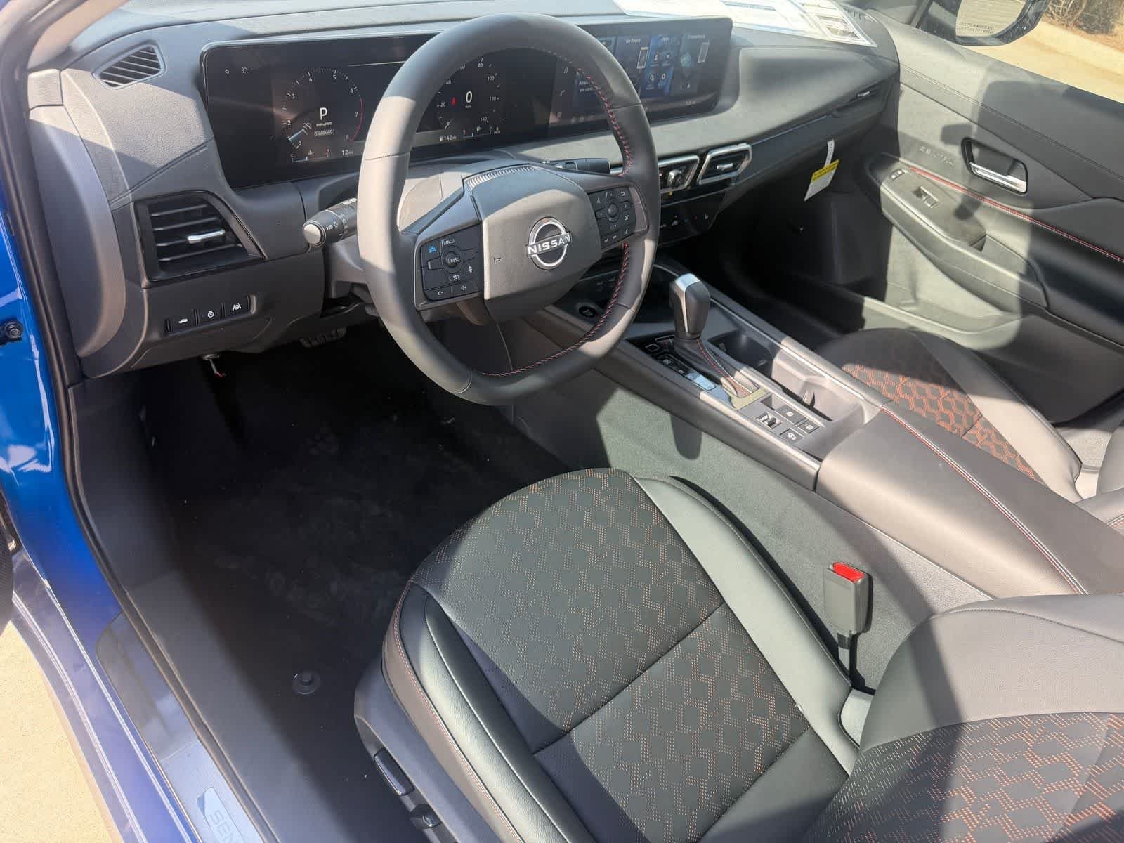 Nuevo Nissan SR 2026 en dos tonos Bluestone Pearl / Super Black, imagen 2